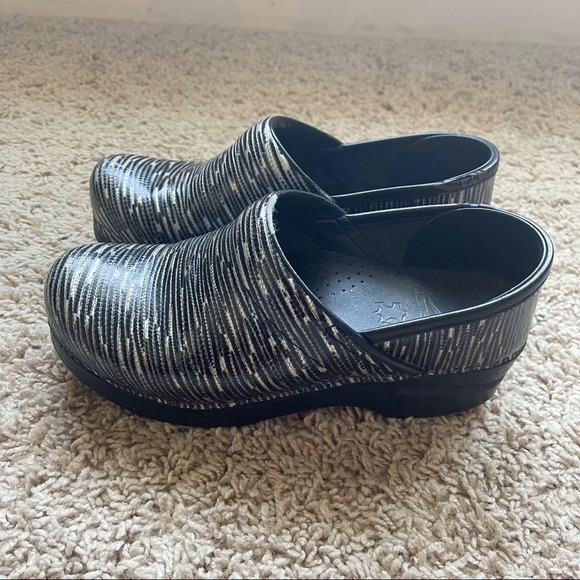 Dansko White Black Striped Slip On Shoes Clogs - Picture 5 of 5